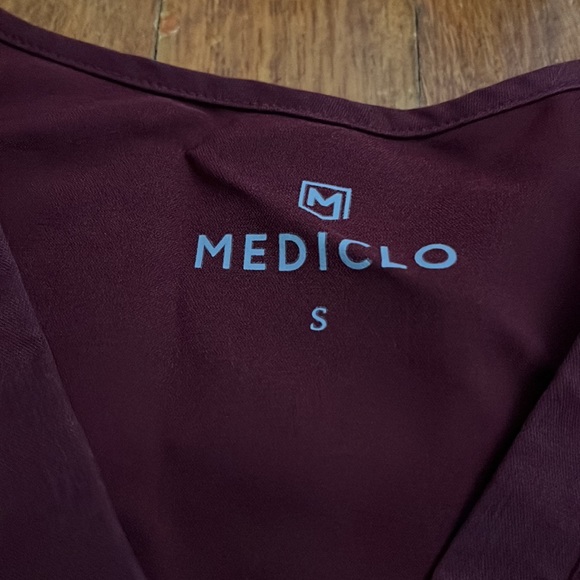Maroon scrub vneck - Picture 2 of 2
